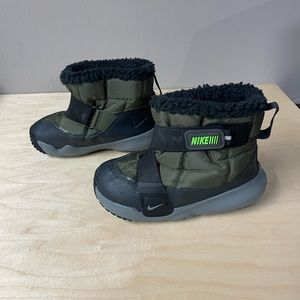 Nike snow boots in good condition little kids size 10c